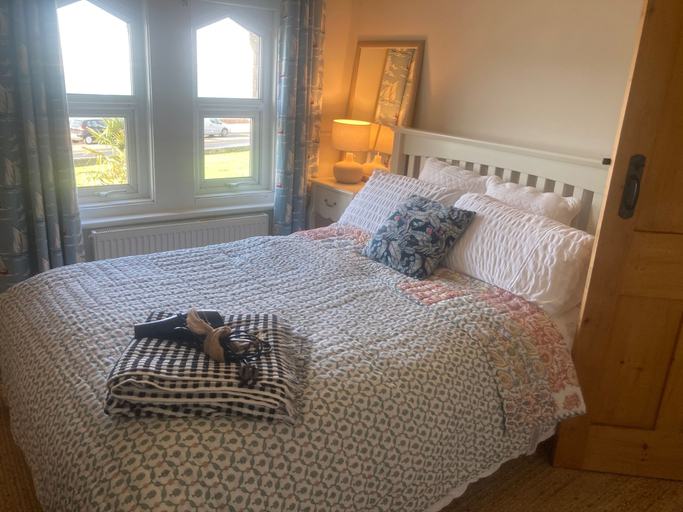 Room 2, Sunset Cottage Sleeps 6 With Sea Views, Isle of Wight