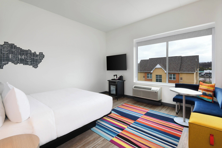 Bedroom 3, Aloft by Marriott Cincinnati West Chester, Butler