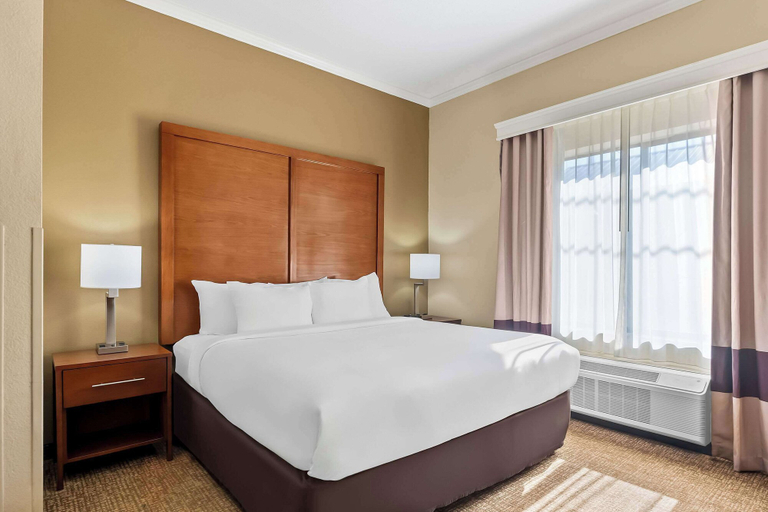 Bedroom 2, Comfort Suites, Bay