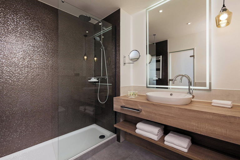 Bathroom 4, Courtyard by Marriott Hamburg Airport, Hamburg