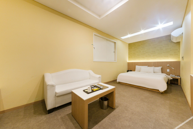 Bedroom 3, Osan Honors Hotel, Pyeongtaek