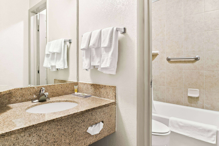 Bathroom 5, Days Inn & Suites by Wyndham Warren, Macomb