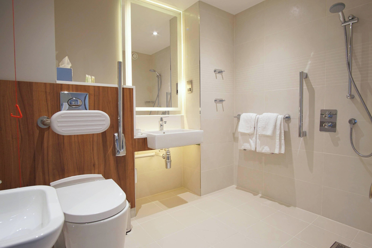Bathroom 5, Courtyard by Marriott Glasgow Airport, Renfrewshire