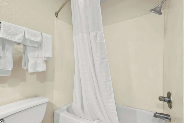 Bathroom 5, Quality Inn & Suites Lafayette, Lafayette