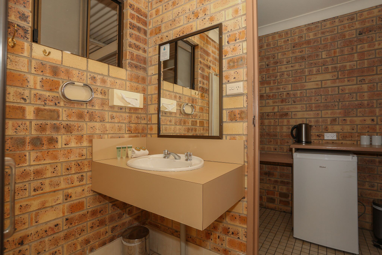 Bathroom 3, Clermont Country Motor Inn, Belyando