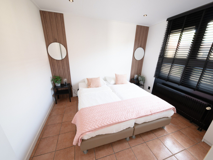 Room 3, Spacious Holiday Home With Terrace, Zevenhuizen-Moerkapelle