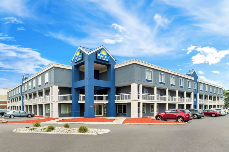 Exterior & Views 2, Days Inn & Suites by Wyndham Warren, Macomb