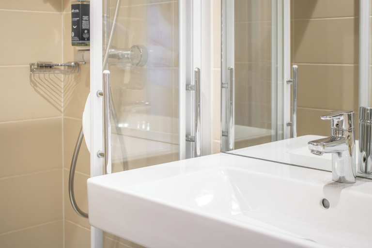 Bathroom 4, Brit Hotel Dieppe, Seine-Maritime