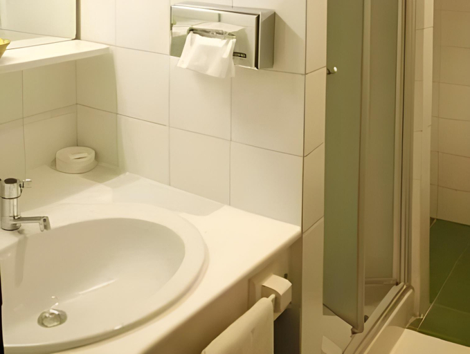 Bathroom 7