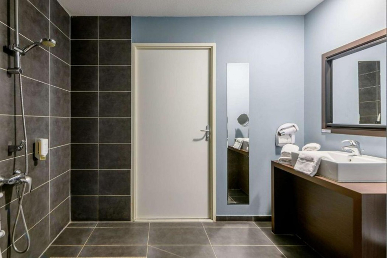 Bathroom 3, Comfort Aparthotel Bordeaux Begles Arena, Gironde