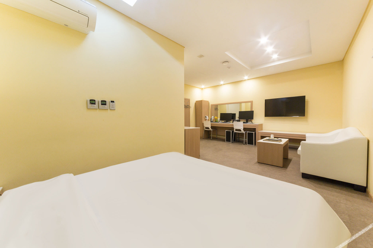 Bedroom 4, Osan Honors Hotel, Pyeongtaek