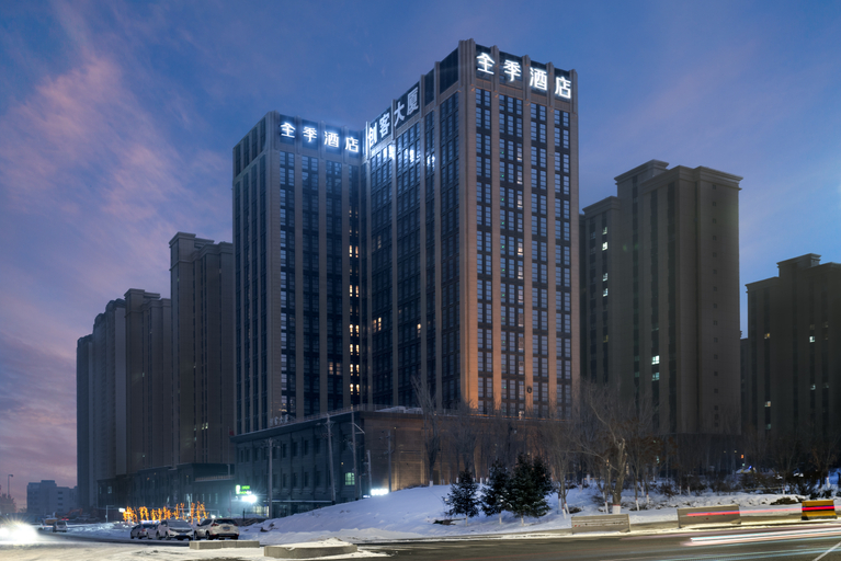 Exterior & Views