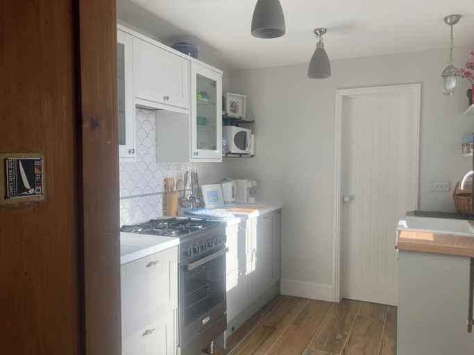 Private kitchen 3, Sunset Cottage Sleeps 6 With Sea Views, Isle of Wight