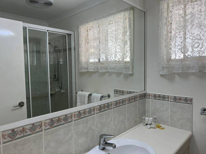 Bathroom 3, Crows Nest Tourist Park, Crow's Nest - Pt B