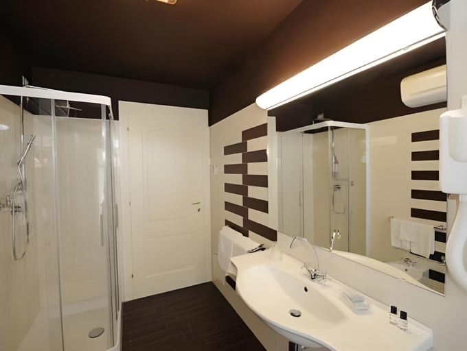 Bathroom 15