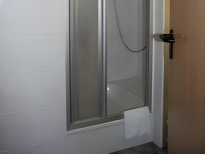 Bathroom 12