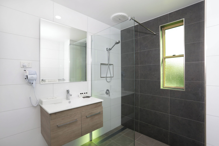 Bathroom 3, Roseville Motel & Apartments, Tamworth Regional - Pt A