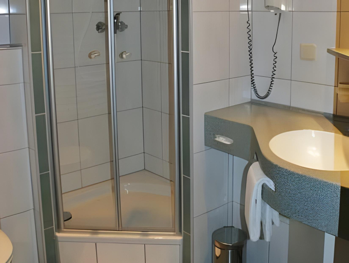 Bathroom 10