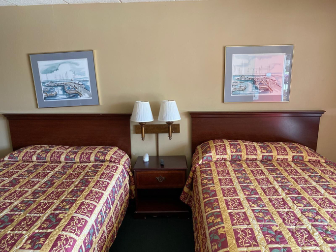 Bedroom 3, Budget Host Village Inn, Adair
