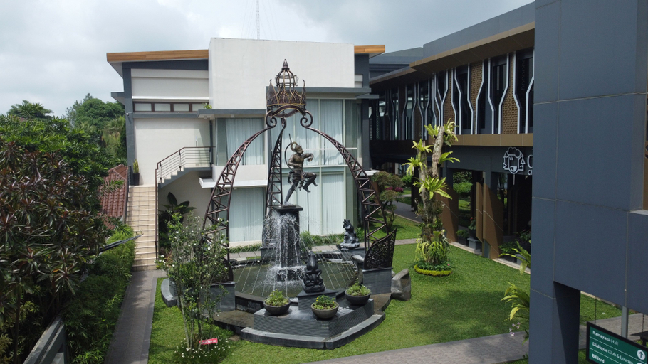 Exterior & Views 14