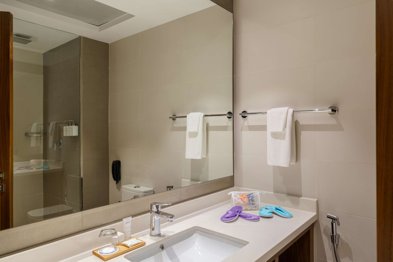Bathroom 5, Radisson Resort Ras Al Khaimah Marjan Island, Ras Al Khaimah