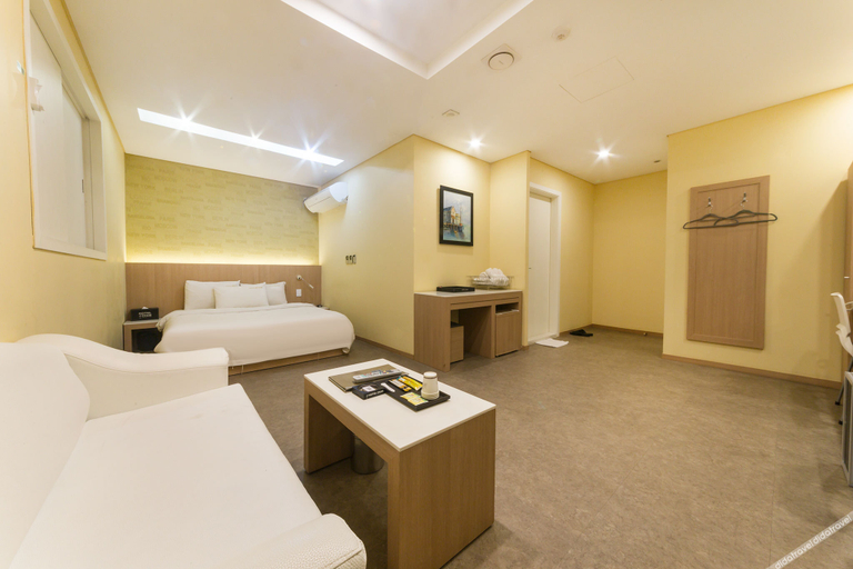 Bedroom 2, Osan Honors Hotel, Pyeongtaek