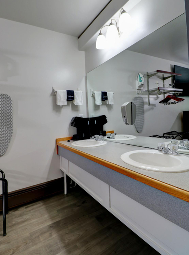 Bathroom 2, Canaan Motel, Somerset