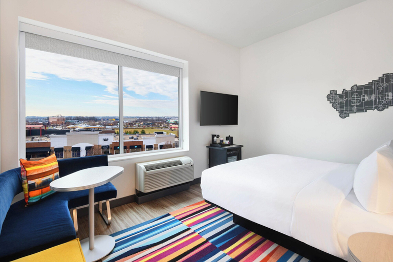 Bedroom 3, Aloft by Marriott Cincinnati West Chester, Butler