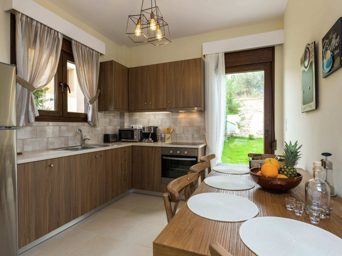 Others 5, Villa with Private Pool near Sea & Arkadi Monastery on NW Coast, Crete