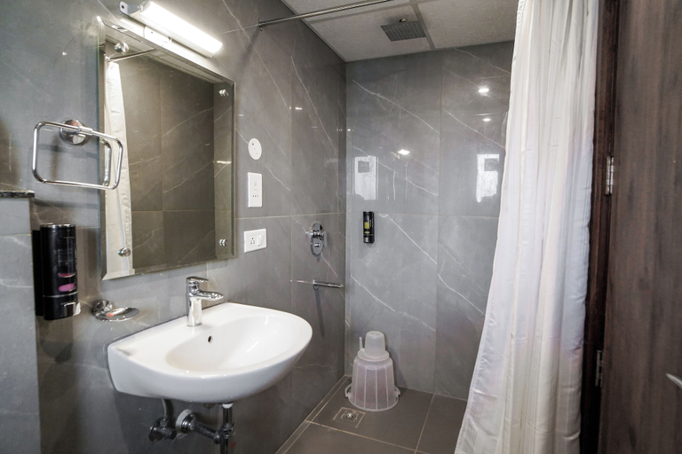 Bathroom 5, Saltstayz Select - Huda City Center, Gurgaon