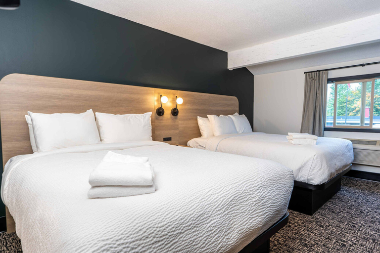 Bedroom 3, Northwinds Hotel Revelstoke, Columbia-Shuswap