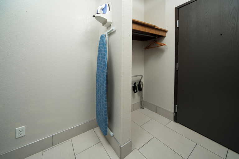 Bathroom 4, BridgePointe Advantage by BPhotels, Dodge
