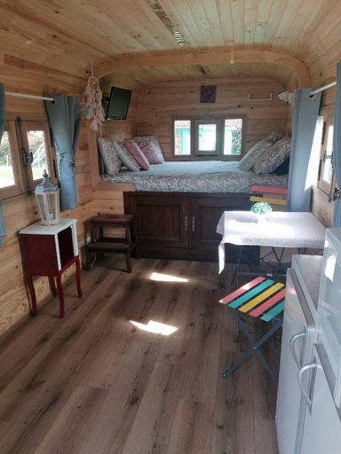 Bedroom 4, La roulotte des Trois Arbres, Haute-Vienne