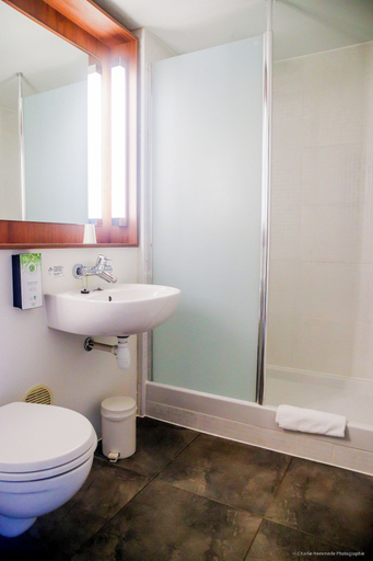 Bathroom 4, Hotel Campanile Montargis - Amilly, Loiret