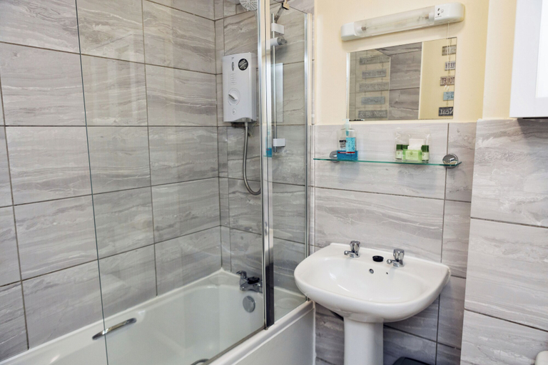 Bathroom, 2 Bed Flat - Sleeps 4 - Parking - Wifi, Aberdeen