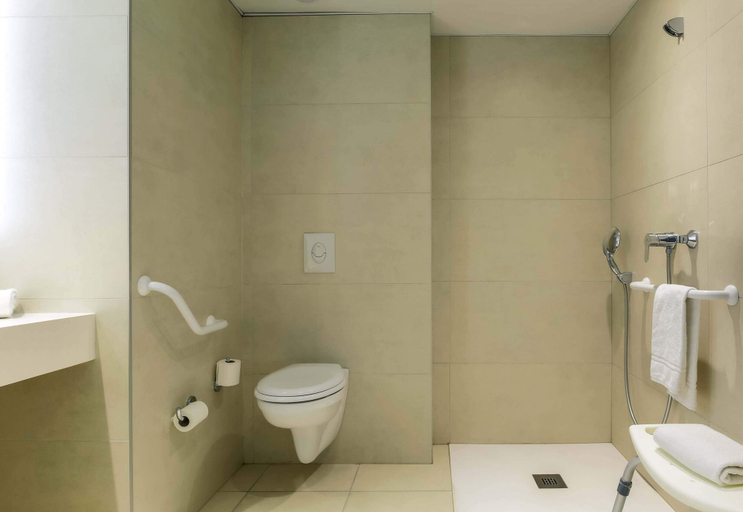 Bathroom 5, B&B HOTEL Longwy Porte du Luxembourg, Meurthe-et-Moselle