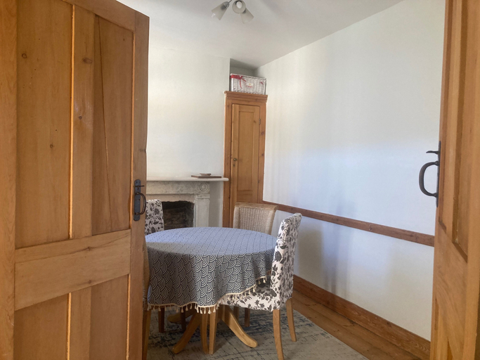 Dining 4, Sunset Cottage Sleeps 6 With Sea Views, Isle of Wight
