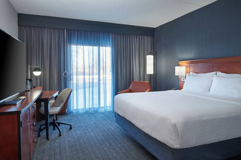 Bedroom 5, Courtyard by Marriott Chicago Lincolnshire, Lake
