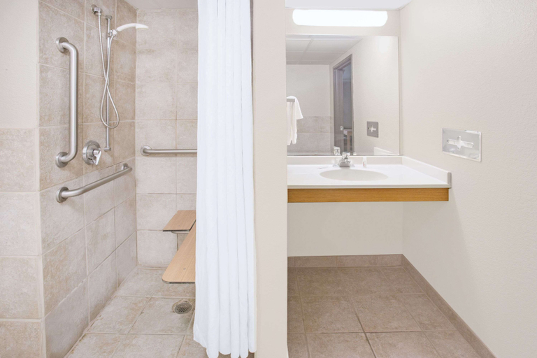 Bathroom 4, Super 8 by Wyndham Davenport, Scott