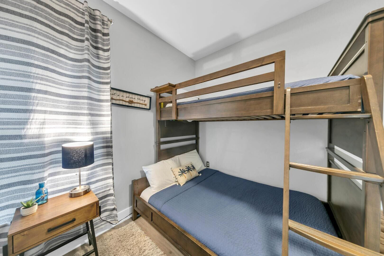 Bedroom 3, Shore Beats Work, Walton