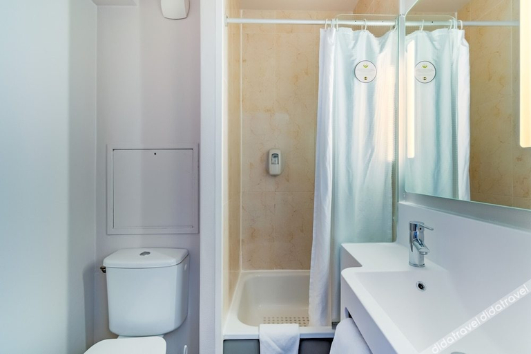 Bathroom 3, B&B HOTEL Marseille La Valentine, Bouches-du-Rhône