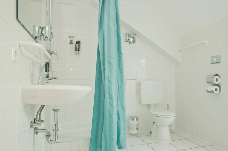 Bathroom 5, Happy Hotel Berlin, Berlin