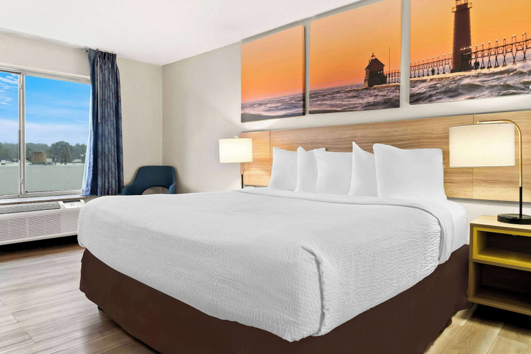 Bedroom 4, Days Inn & Suites by Wyndham Warren, Macomb