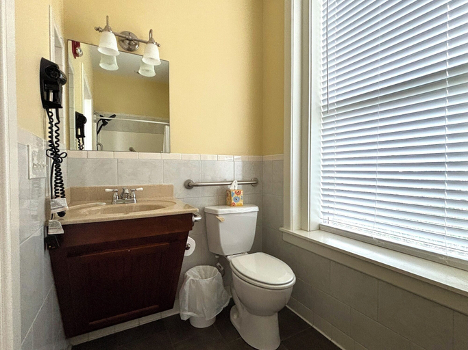 Bathroom 5, Grand Lux Inn, Coffee