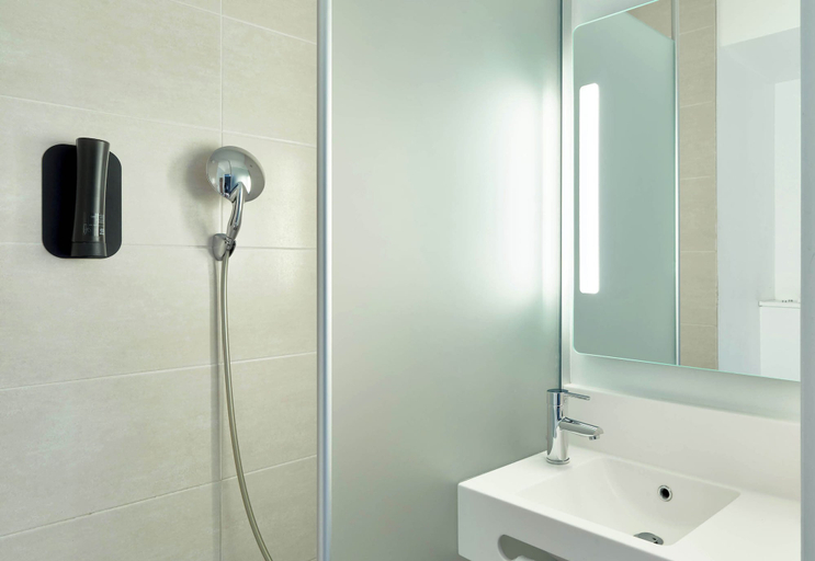 Bathroom 4, B&B HOTEL Paris Sud Châtenay Malabry, Hauts-de-Seine