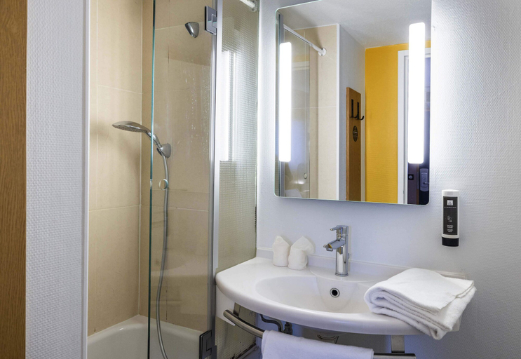 Bathroom 5, B&B HOTEL Perpignan Sud Porte d'Espagne, Pyrénées-Orientales