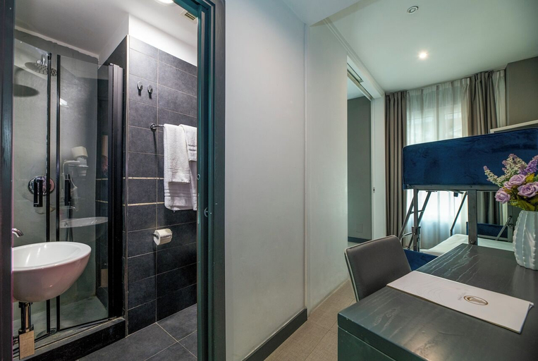 Bathroom 4, Golden Hotel, Napoli
