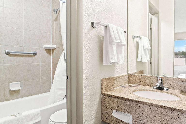 Bathroom 5, Days Inn & Suites by Wyndham Warren, Macomb