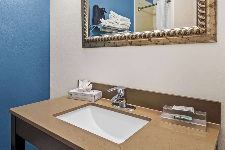 Bathroom 4, Sonesta Essential IAH Airport JFK Boulevard, Houston