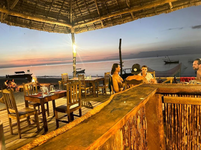 Food & Drinks 4, Juani beach bungalows, Mafia